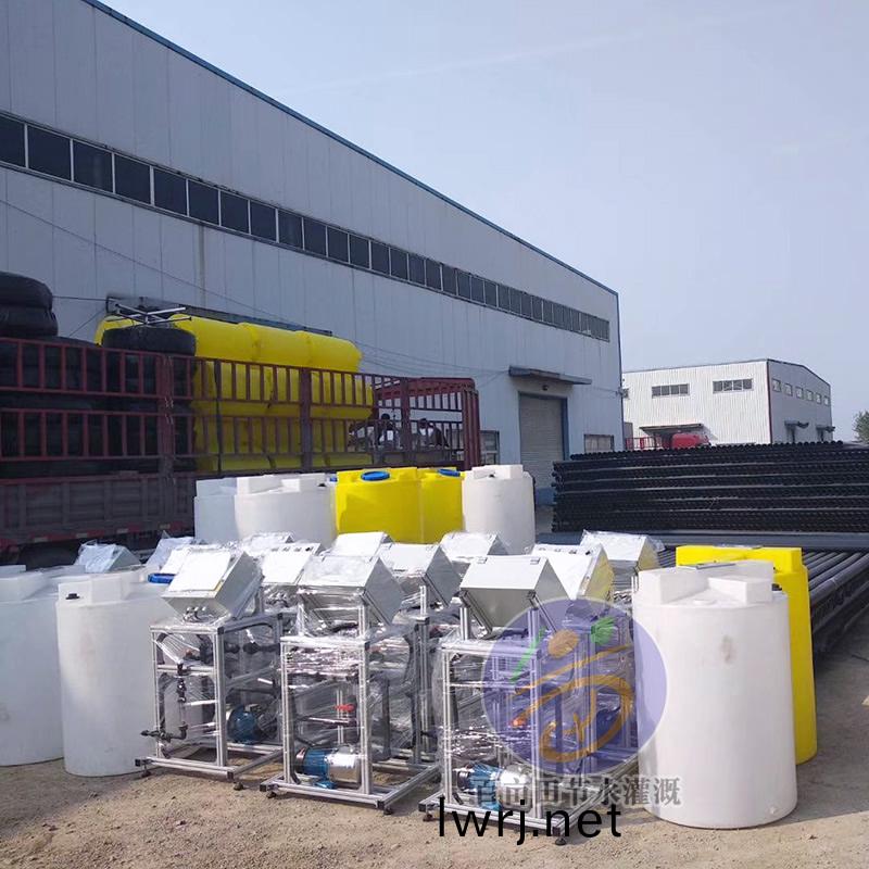 施(shi)肥機(jī)髮貨(huo)